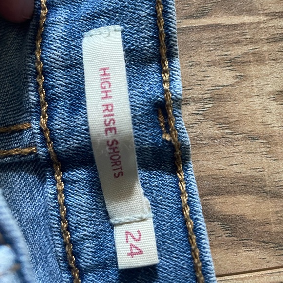 Ultra High Rise Levi Shorts 24 - Picture 3 of 3